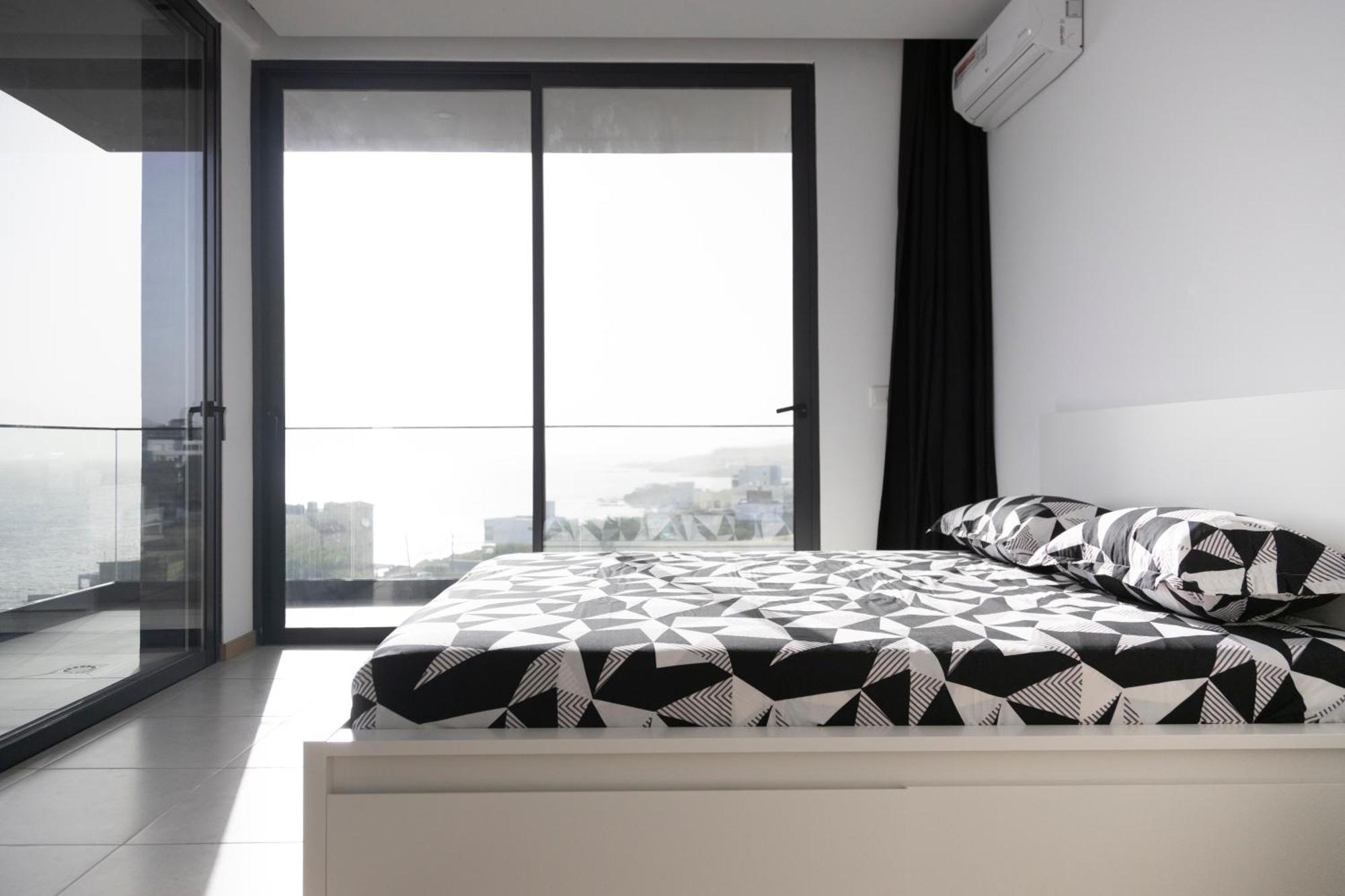 3 Bdr Aprt, Amazing Seaview, Rooftop Pool - Lcgr Πράγια Εξωτερικό φωτογραφία